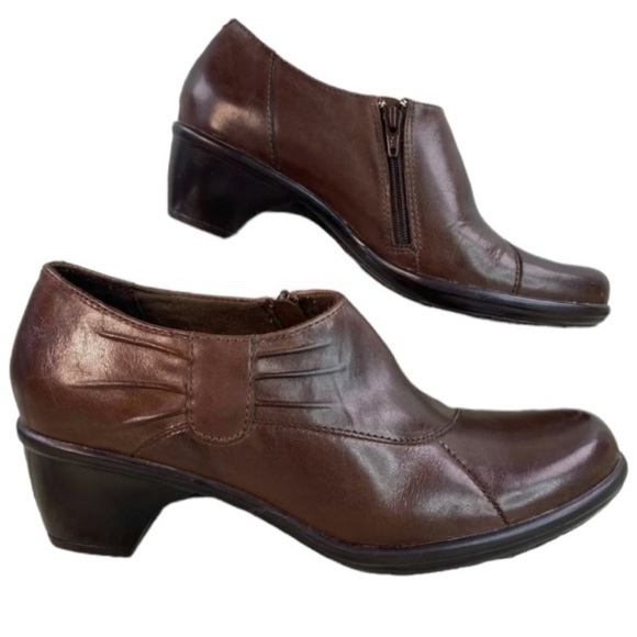 Clark’s Brown Leather Ruched Zip Heeled Preppy Academia Ankle Bootie size 9.5 - Picture 1 of 16